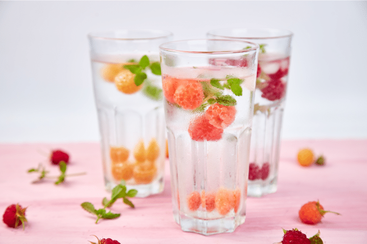 Infused water met vers fruit als gezonde drink swap